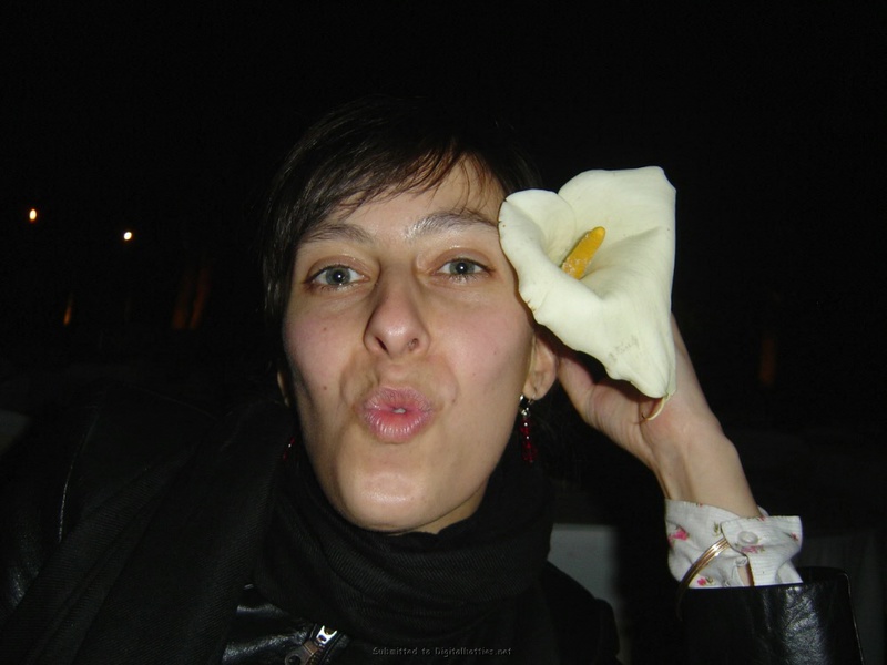 Не особо привлекательная бикса отлично делает минет партнеру 14 фотография