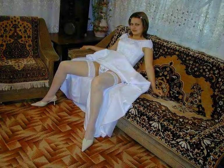 Пышная девка лежит голышом рядом с мягкой игрушкой 1 фотография