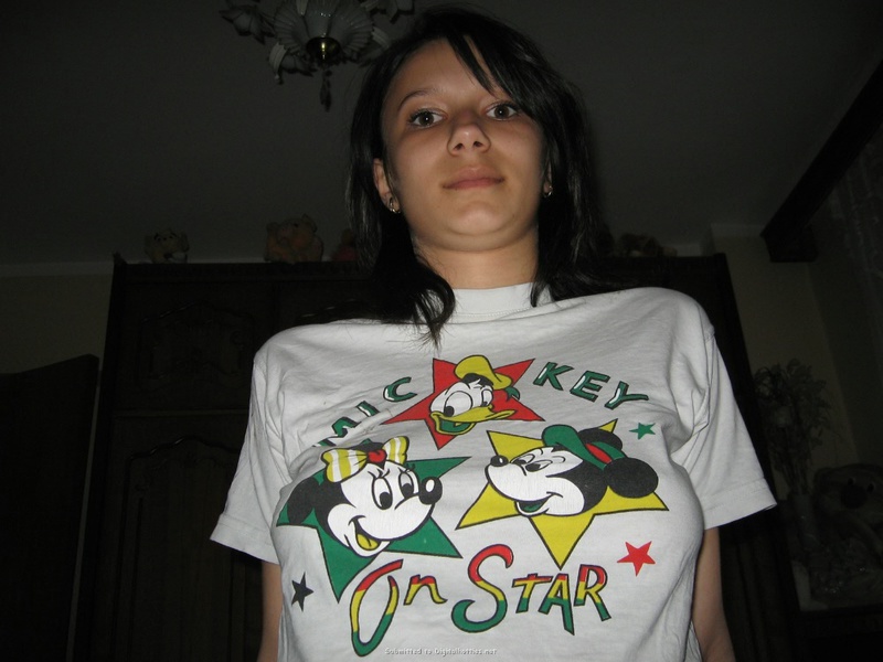 Брюнетка в трусиках подпирает шкаф руками 17 фотография