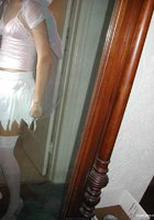 Брюнетка проводит время в квартире в одних трусах 2 фото